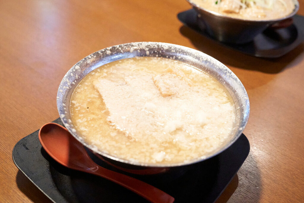 麺’s冨志の背脂ラーメン